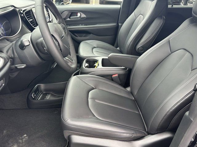 New 2026 Chrysler Pacifica Select FWD image 9
