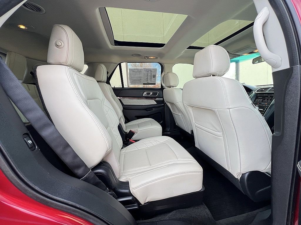 Used 2016 Ford Explorer Platinum image 28