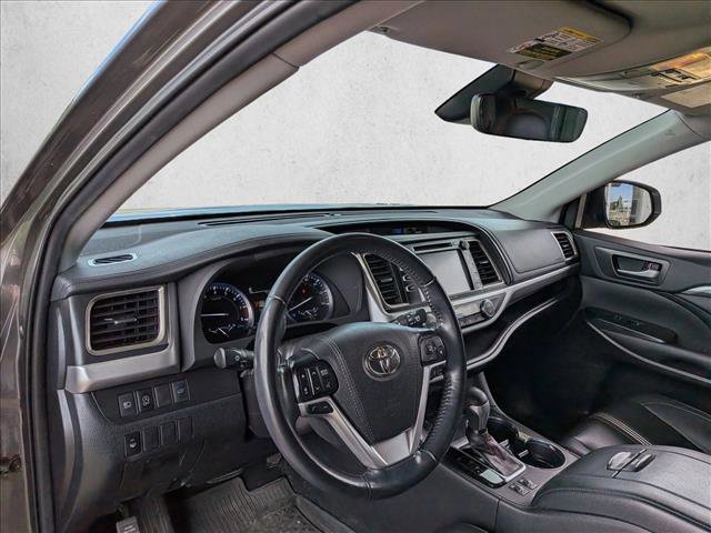 Used 2019 Toyota Highlander SE w/ Nightshade Edition AWD/4WD image 9