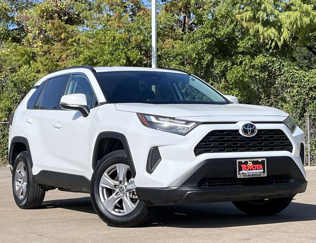 Used 2025 Toyota RAV4 XLE AWD/4WD image 2