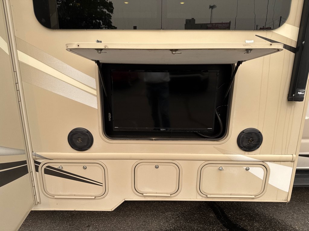 Used 2016 Ford E-450 and Econoline 450 Super Duty w/ Motorhome Prep Package RWD image 33