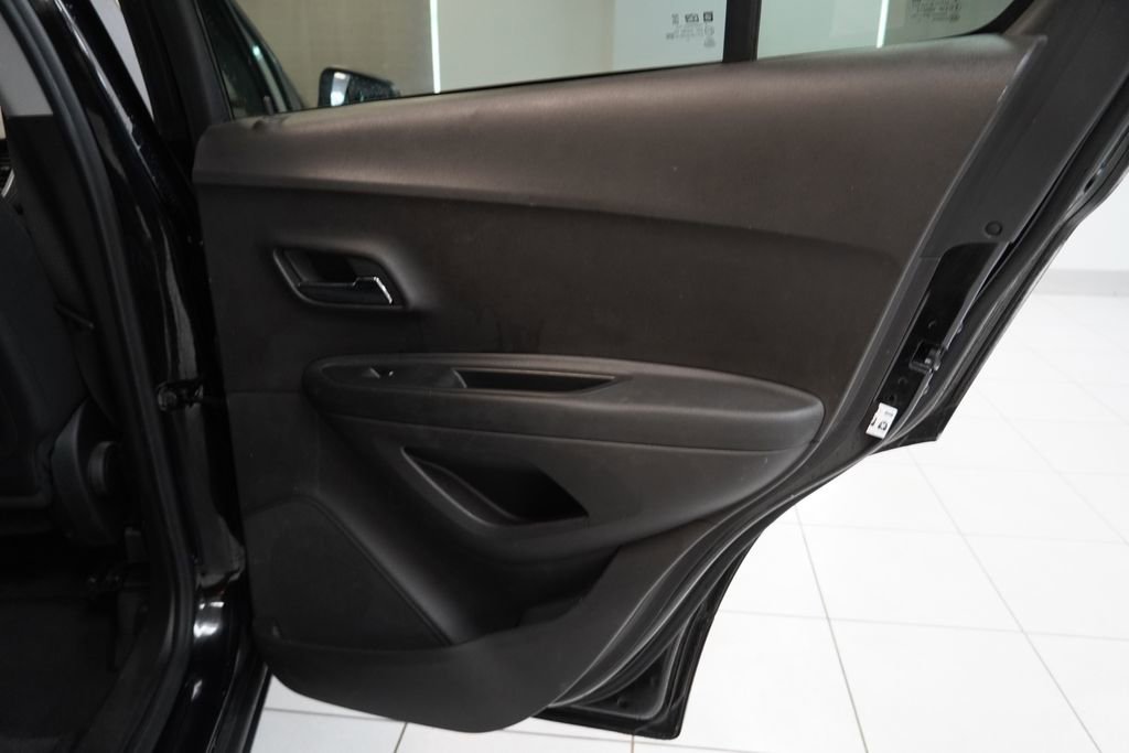 Used 2018 Chevrolet Trax LS FWD image 27