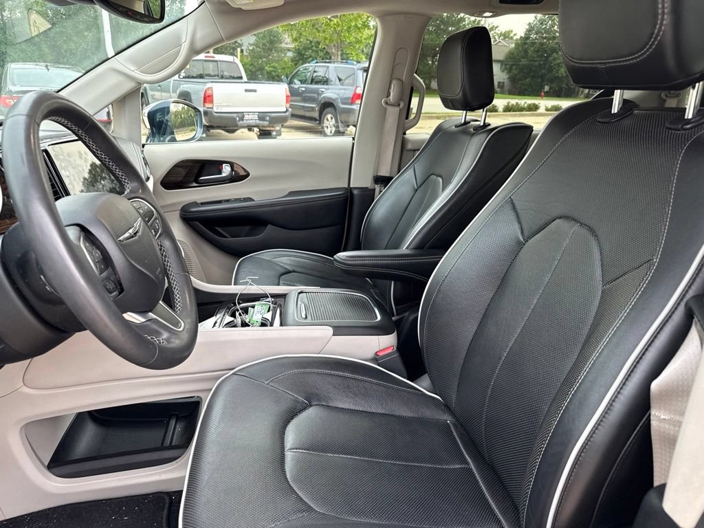 Used 2022 Chrysler Pacifica Limited w/ Uconnect Theater Family Group FWD image 13