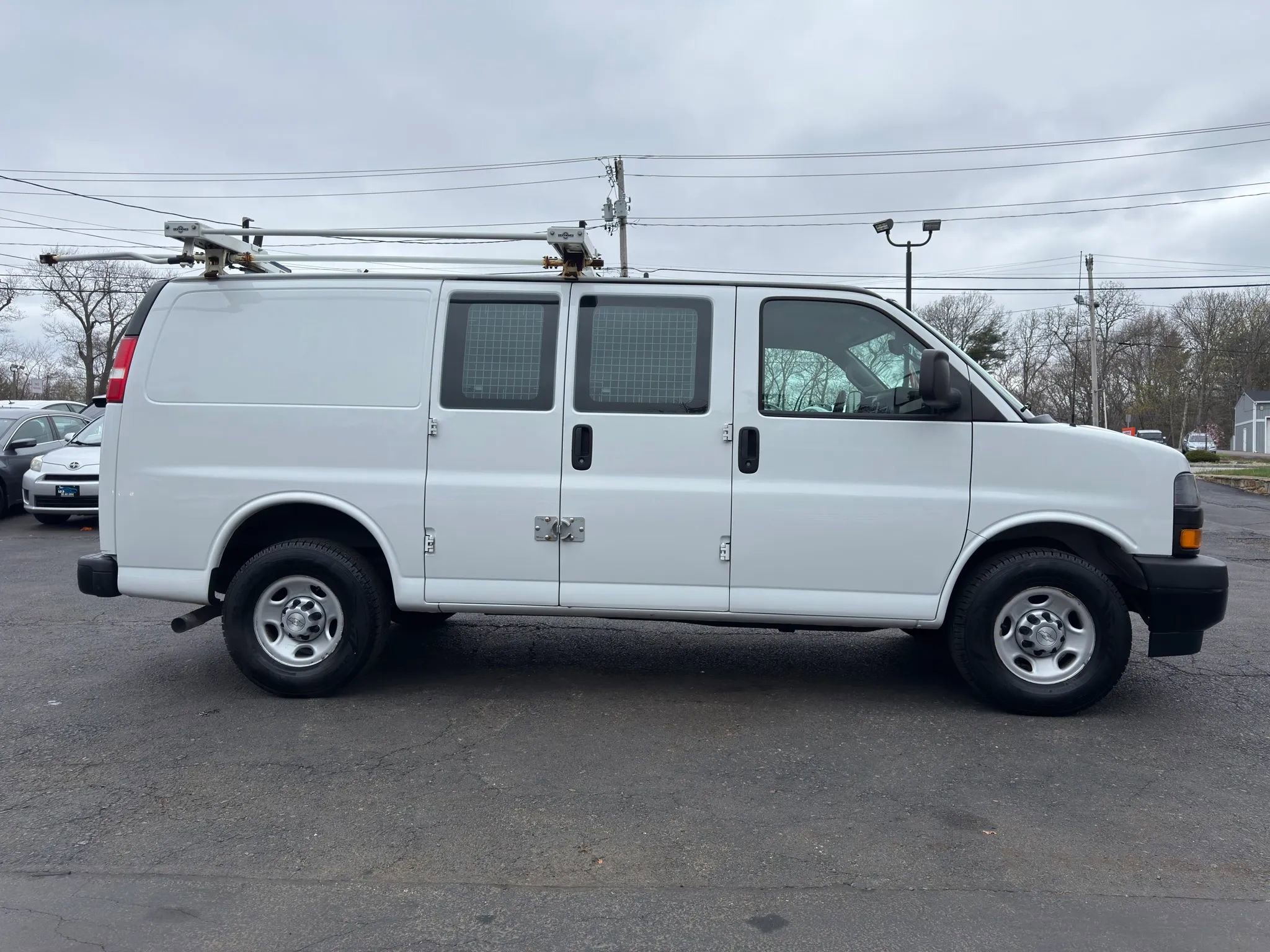 Used 2019 Chevrolet Express 2500 w/ Driver Convenience Package RWD image 8