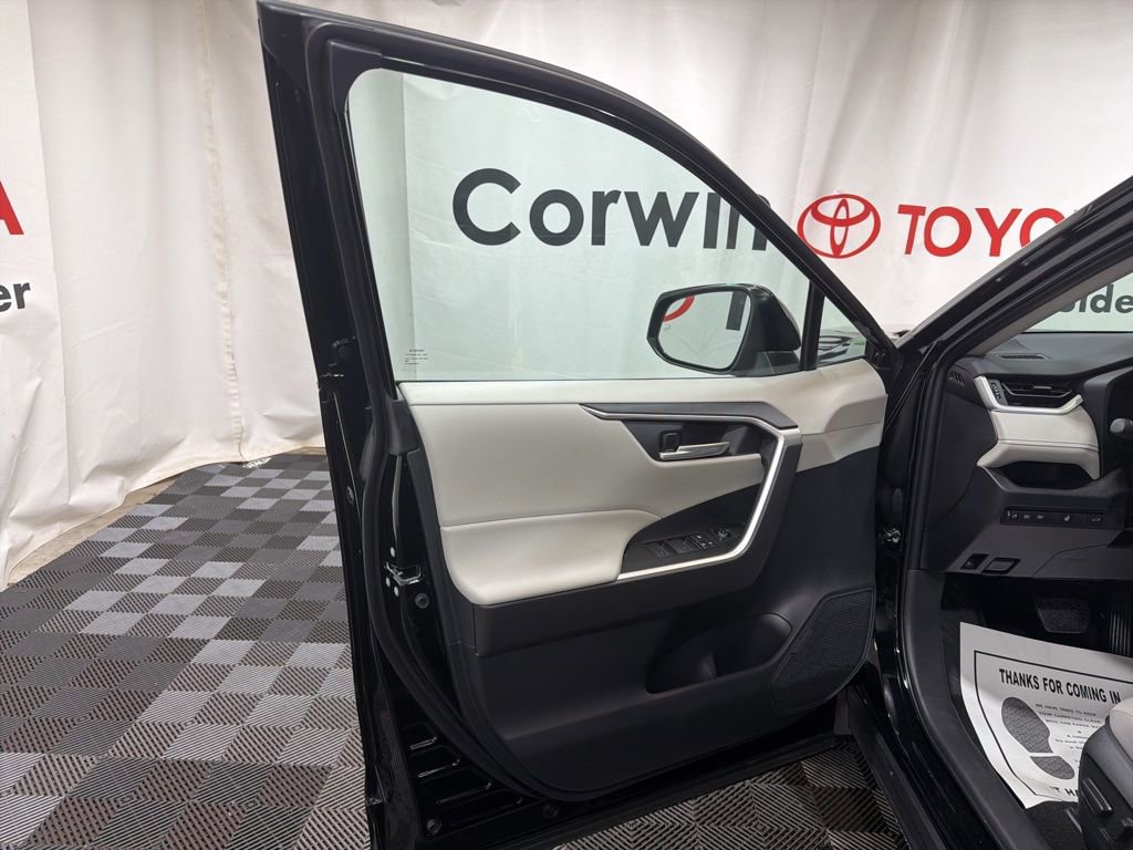 Used 2025 Toyota RAV4 XLE image 21