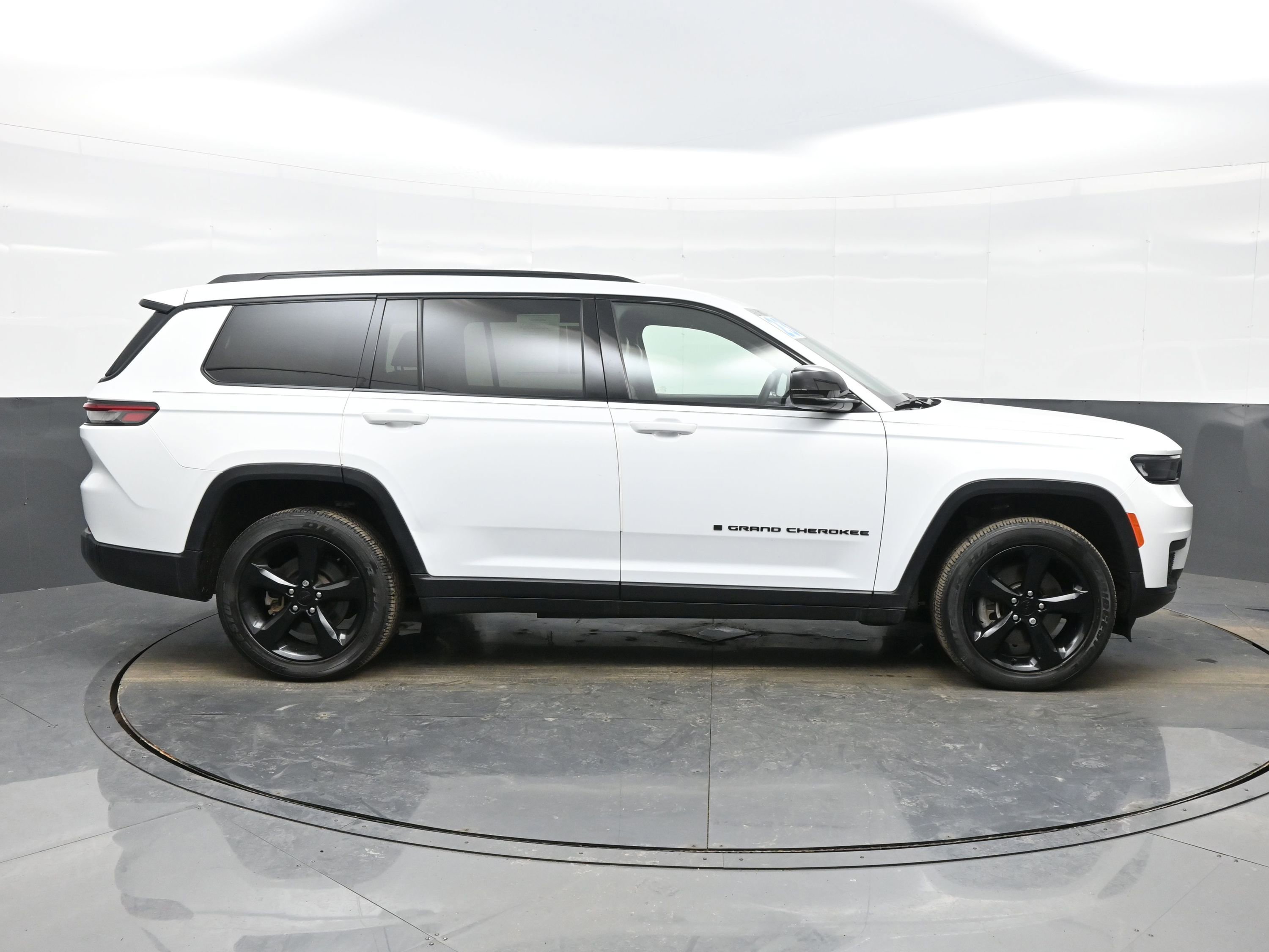 Used 2023 Jeep Grand Cherokee L Laredo image 7