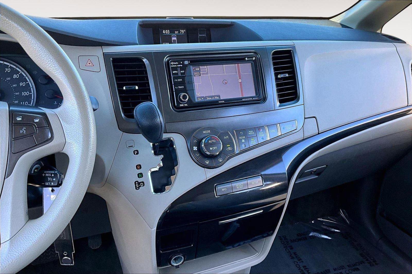 Used 2013 Toyota Sienna LE w/ Towing Pkg image 6