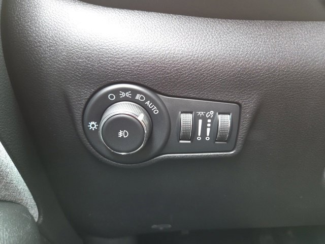 Used 2022 Jeep Compass Latitude AWD/4WD image 11