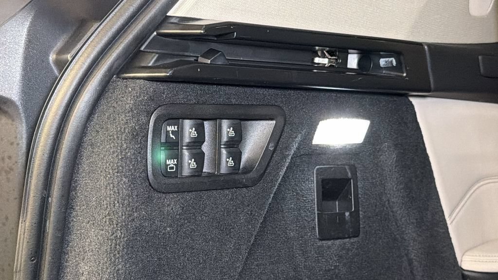 Used 2021 BMW X7 xDrive40i w/ Premium Package AWD/4WD image 18