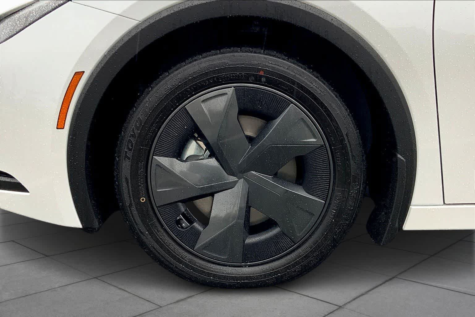New 2026 Toyota Prius Plug-In Hybrid FWD image 11