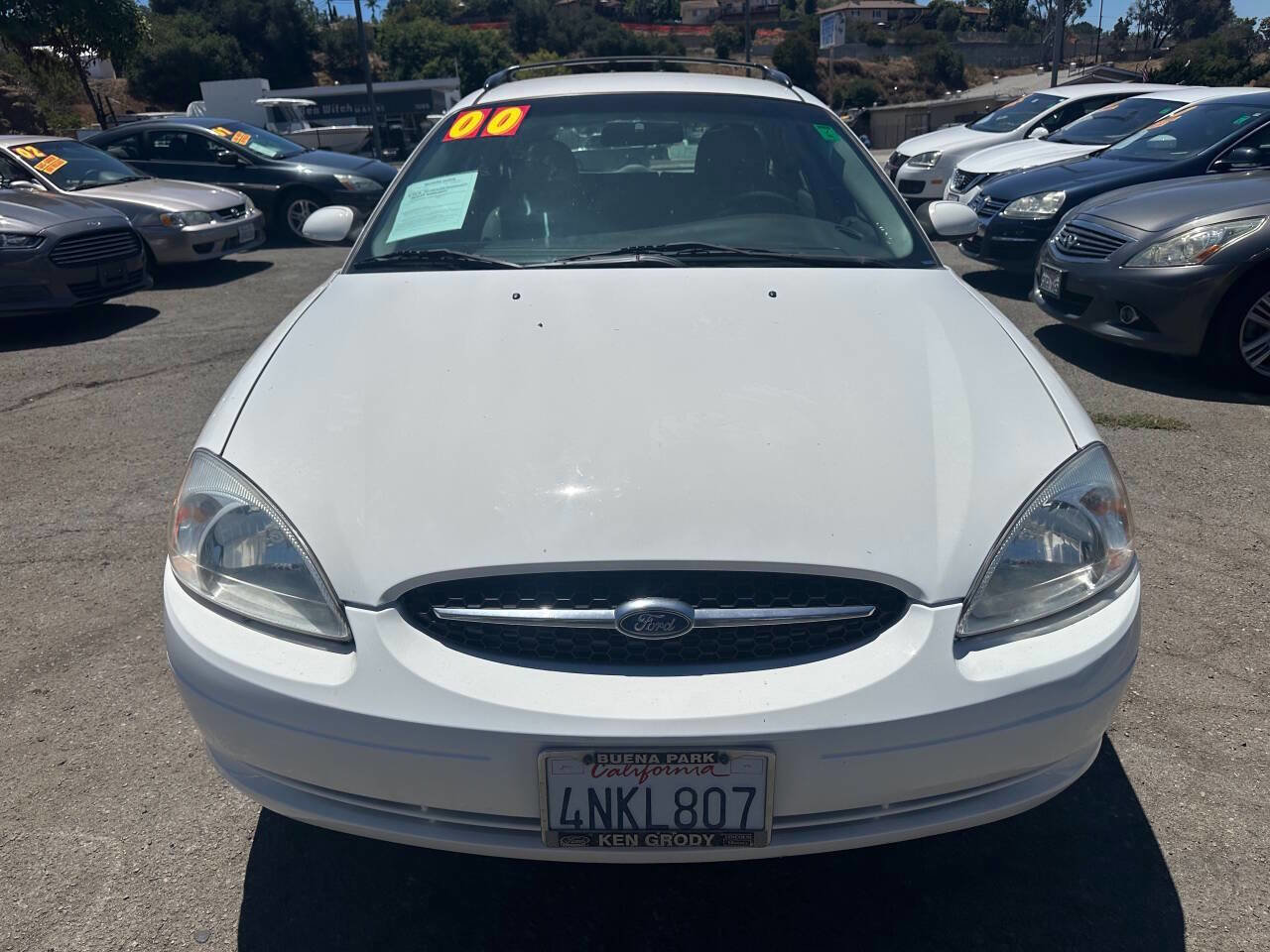 Used 2000 Ford Taurus SE image 2