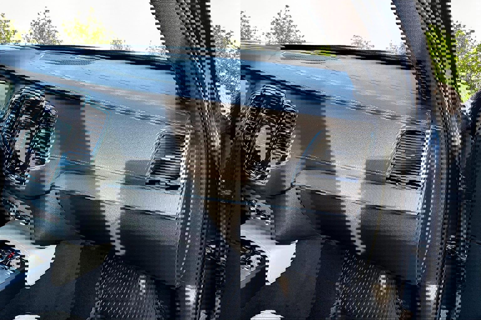 Used 2022 Volvo XC90 T8 R-Design w/ Advanced Package image 17