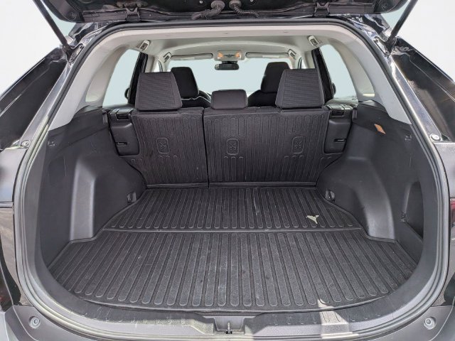 Used 2021 Toyota RAV4 LE AWD/4WD image 12