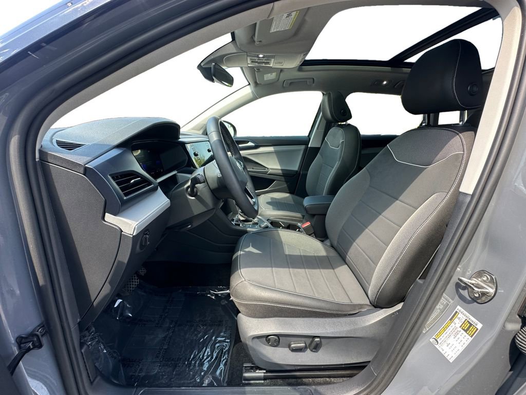 Used 2024 Volkswagen Taos SE w/ Panoramic Sunroof Package AWD/4WD image 9