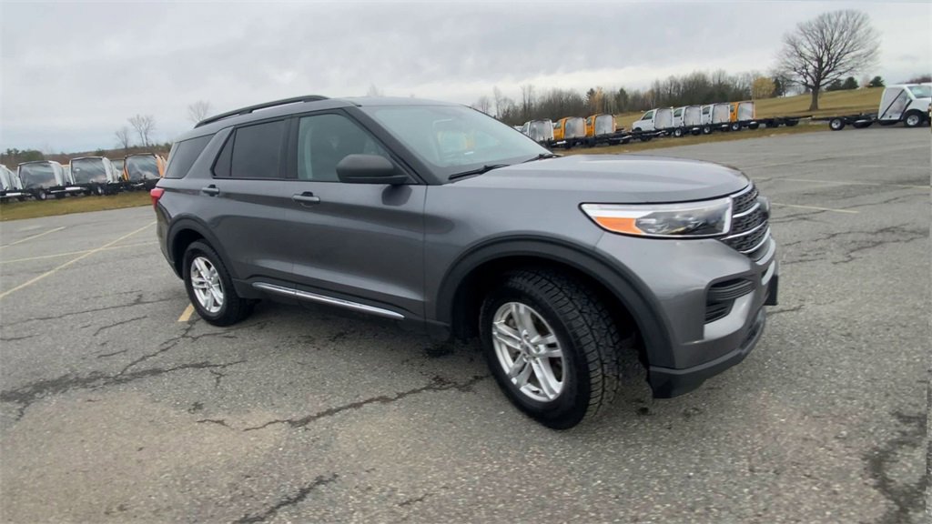 Used 2022 Ford Explorer XLT image 2