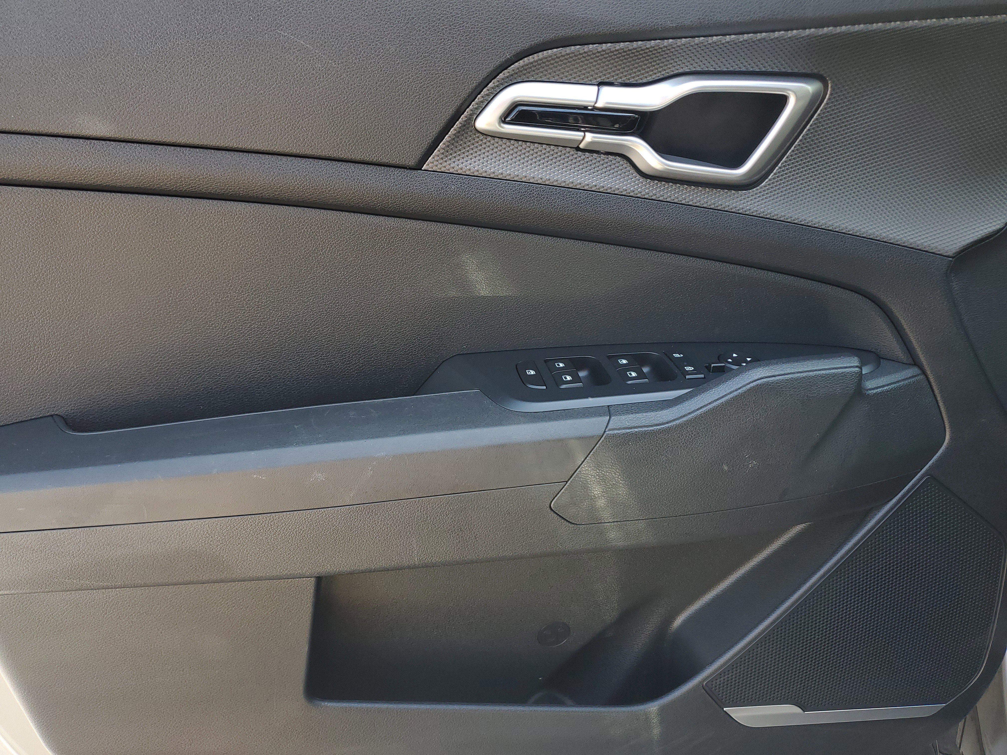 Used 2025 Kia Sportage LX image 17