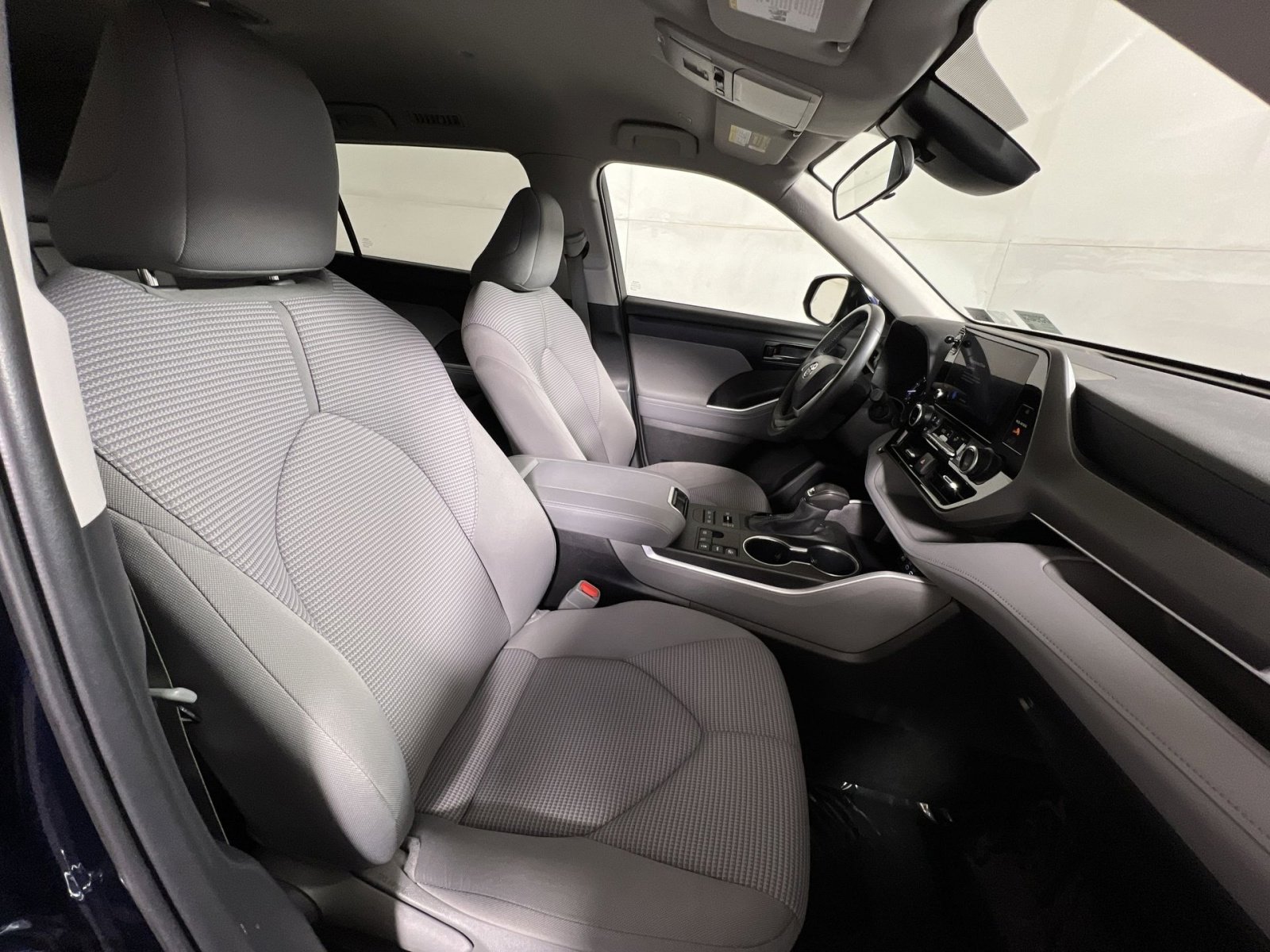 Used 2024 Toyota Highlander LE image 25