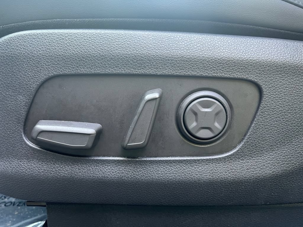 Used 2025 Kia Carnival FWD image 16