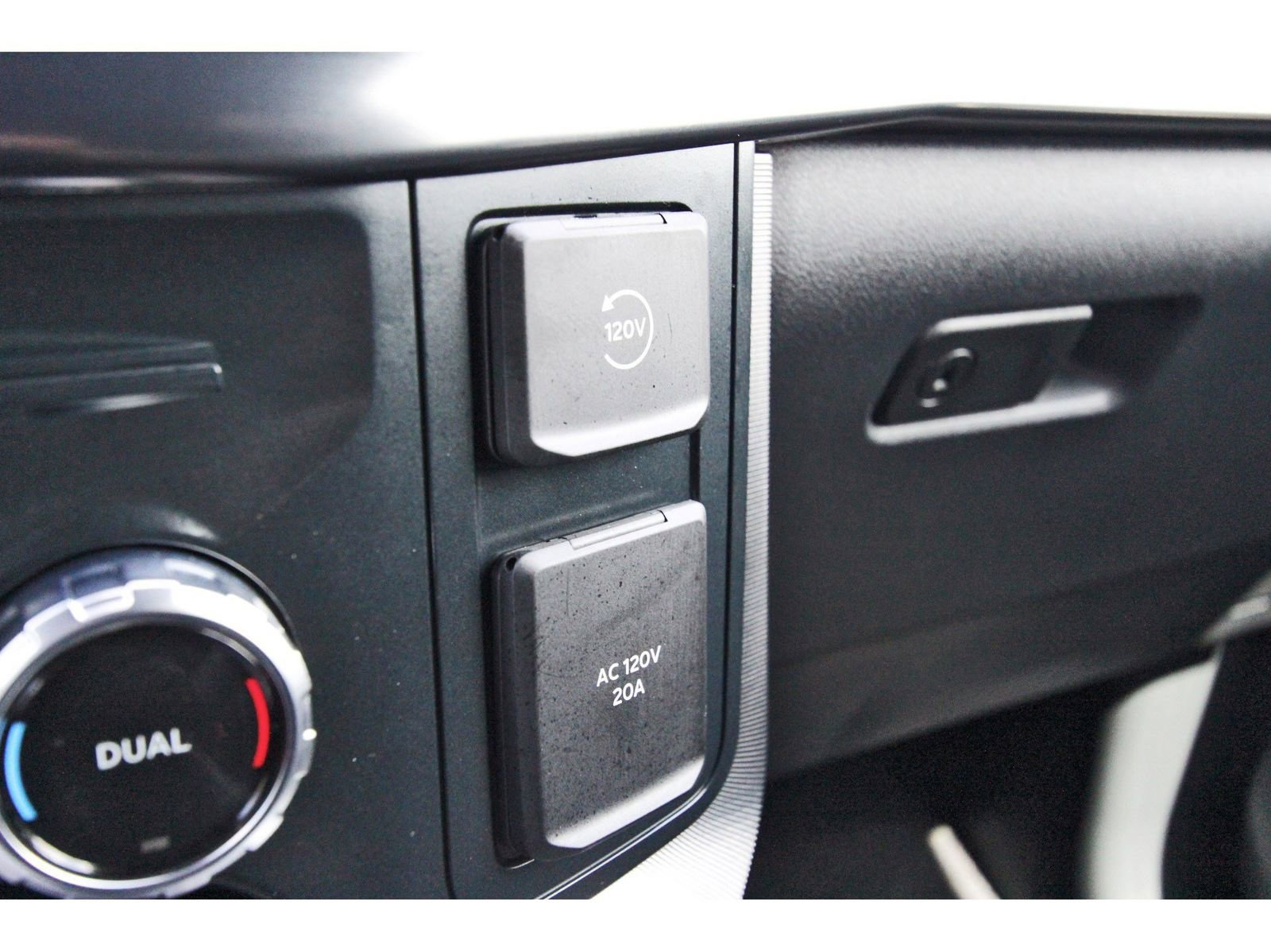 Used 2025 Ford F150 Platinum w/ FX4 Off-Road Package AWD/4WD image 29