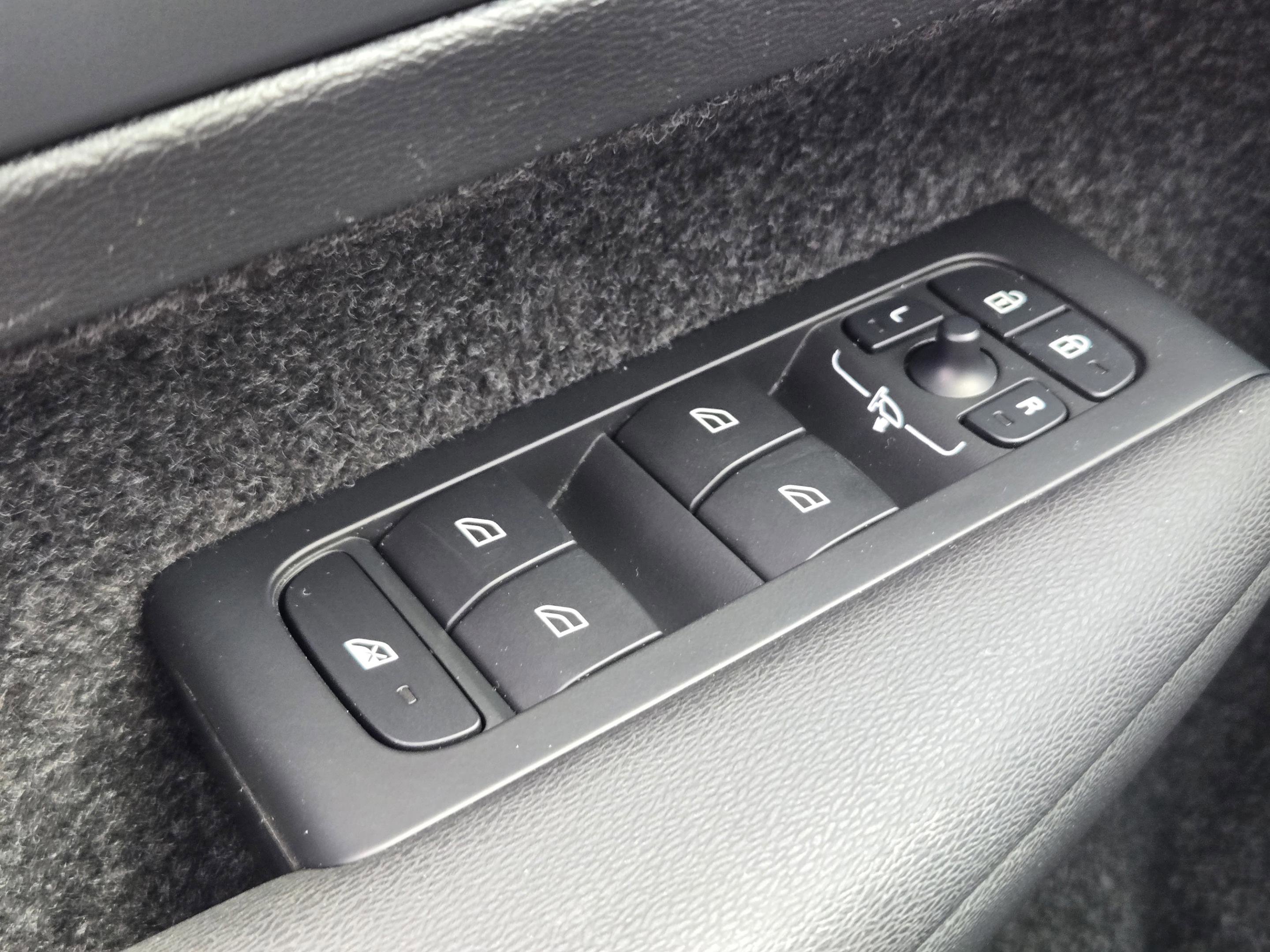 Used 2025 Volvo XC40 B5 Plus image 33