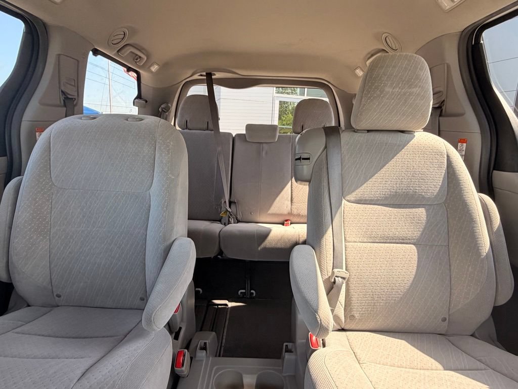 Used 2019 Toyota Sienna LE FWD image 32