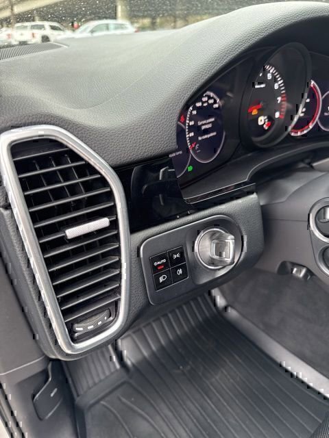 Used 2020 Porsche Cayenne image 18
