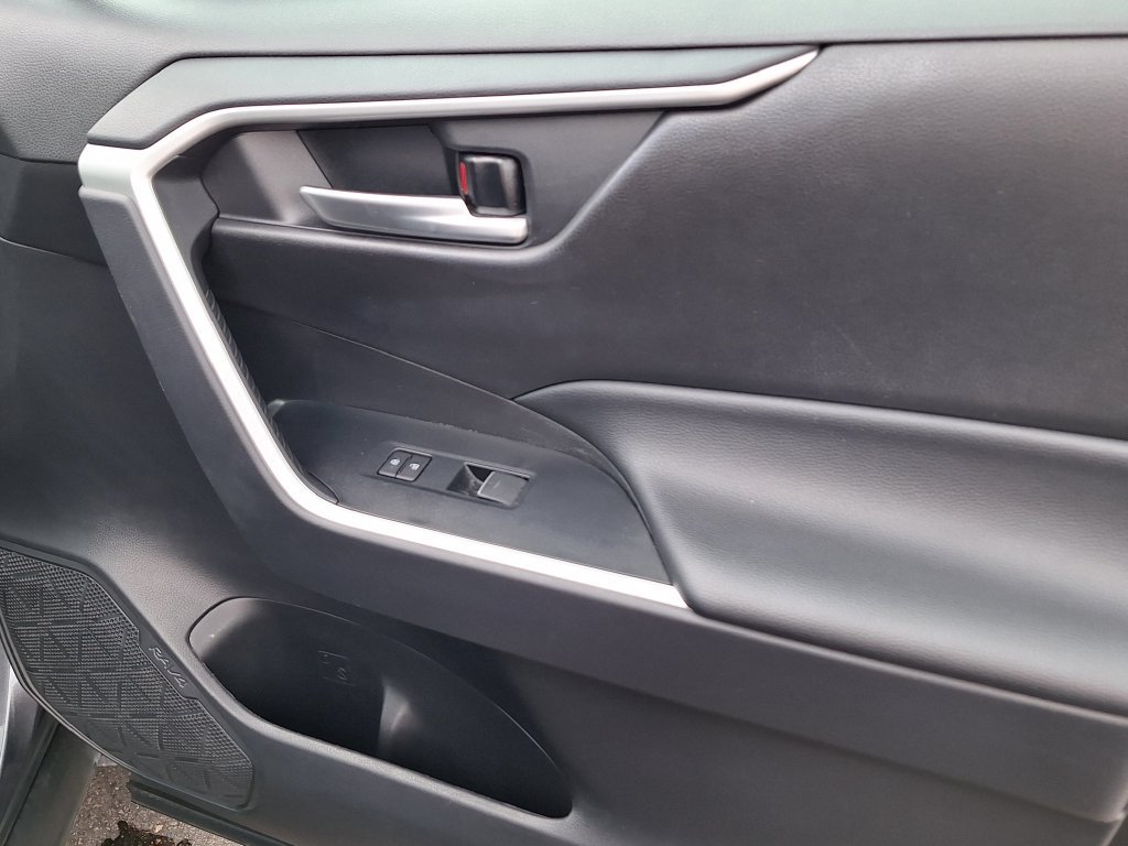 Used 2025 Toyota RAV4 XLE FWD image 25