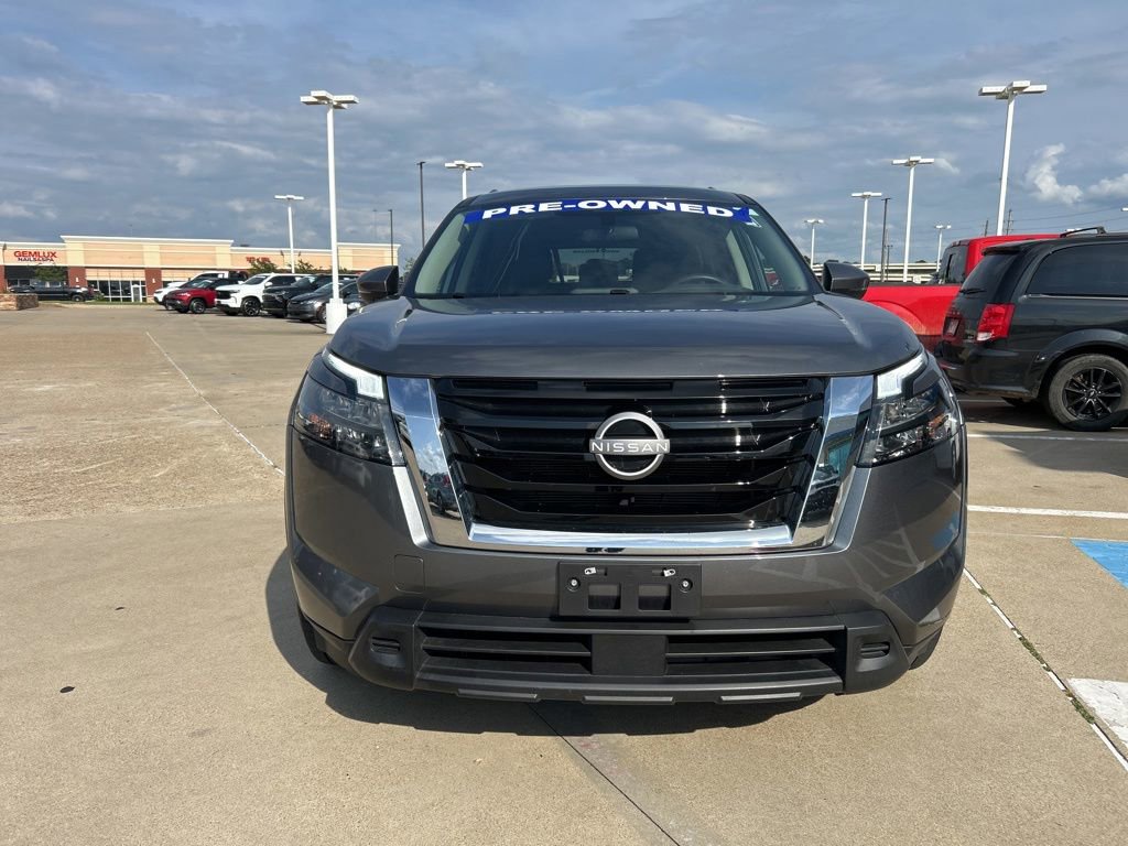 Used 2025 Nissan Pathfinder SV FWD image 2