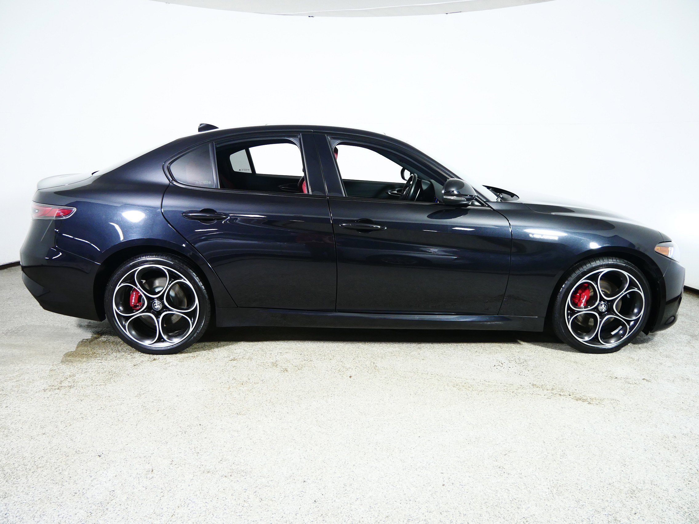 Used 2024 Alfa Romeo Giulia Veloce image 8