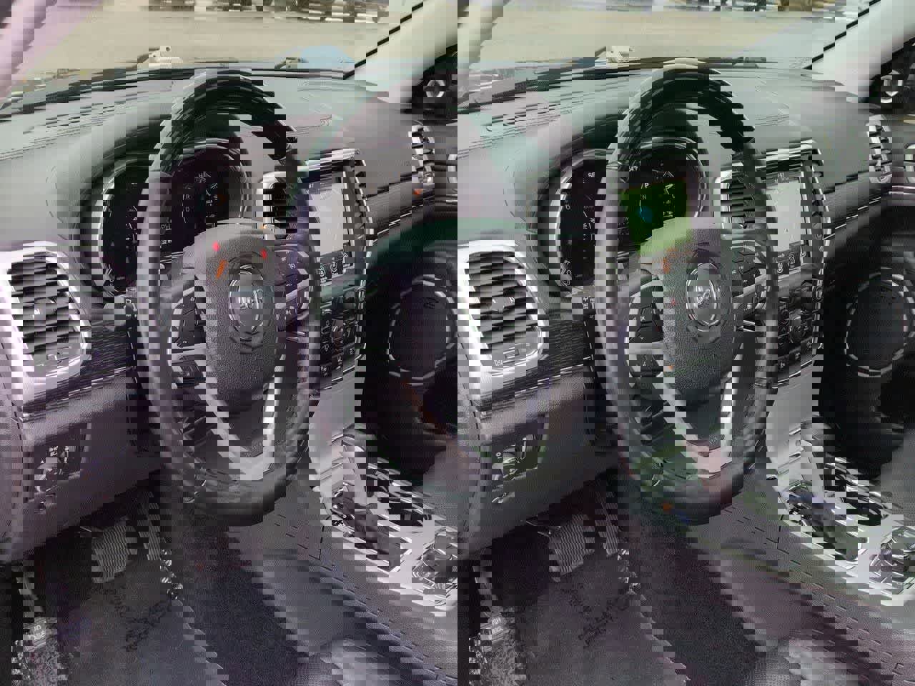 Used 2018 Jeep Grand Cherokee Summit image 2