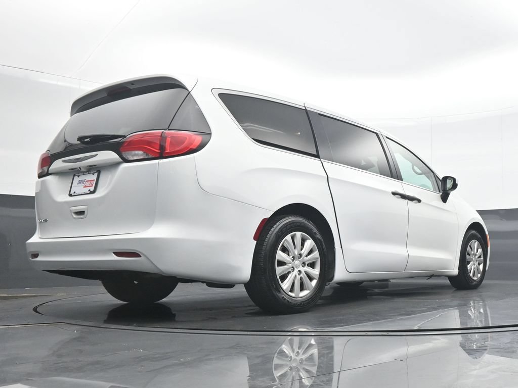 Used 2020 Chrysler Voyager L FWD image 31
