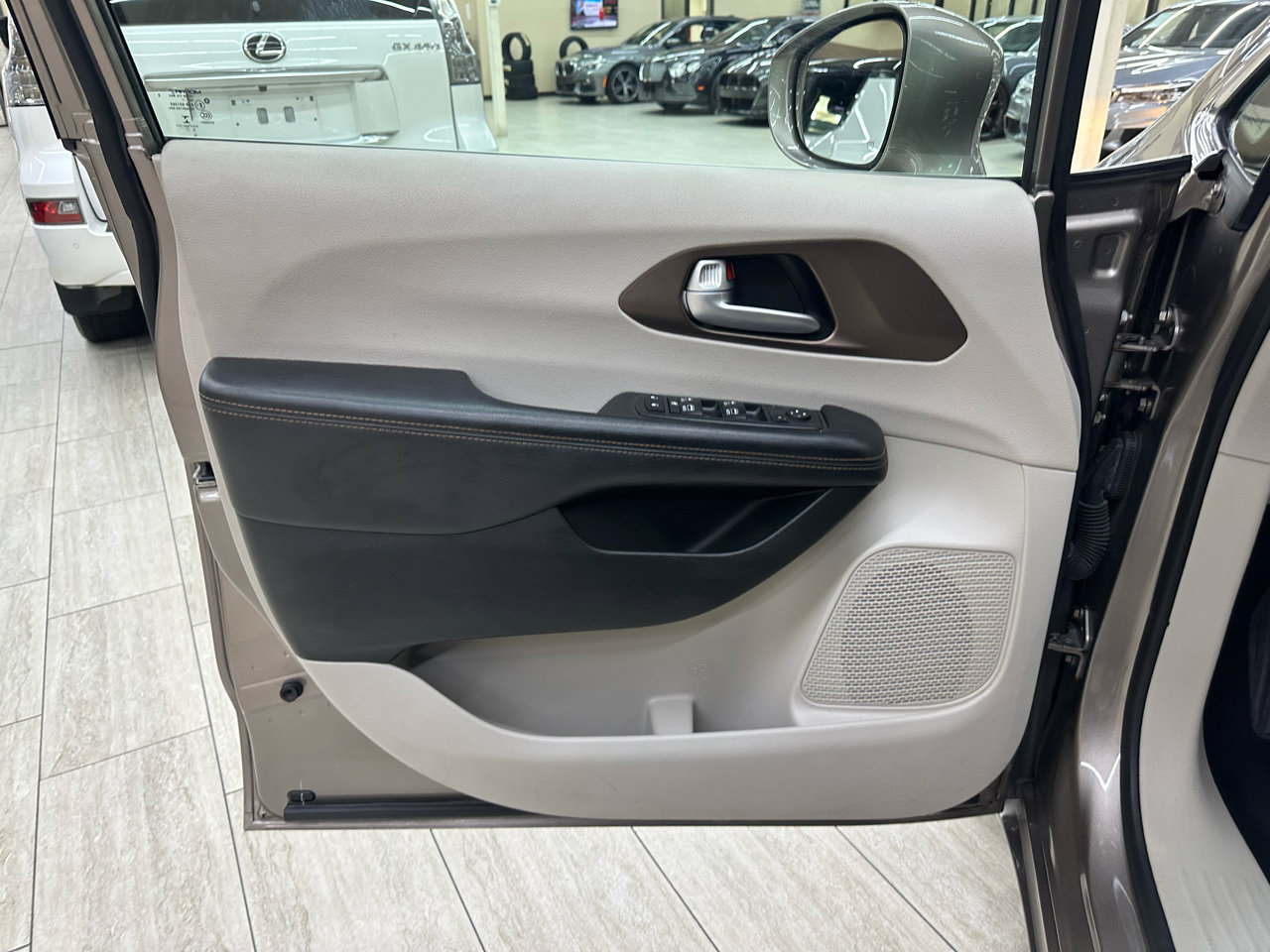 Used 2018 Chrysler Pacifica Touring-L Plus image 15