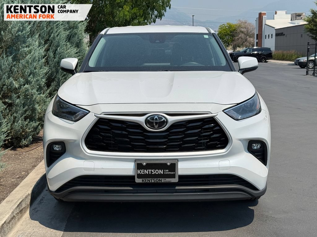 Used 2025 Toyota Highlander LE AWD/4WD image 3
