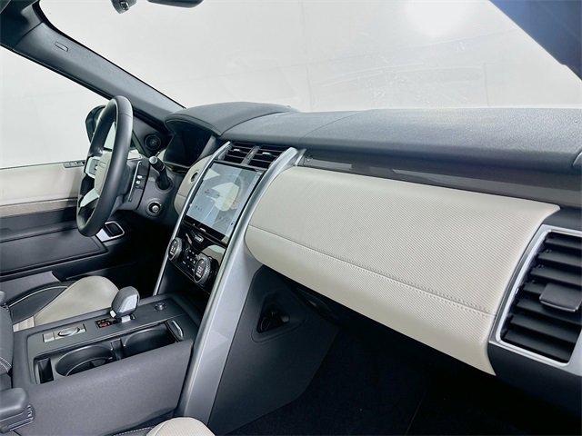 Certified 2023 Land Rover Discovery Metropolitan Edition image 32