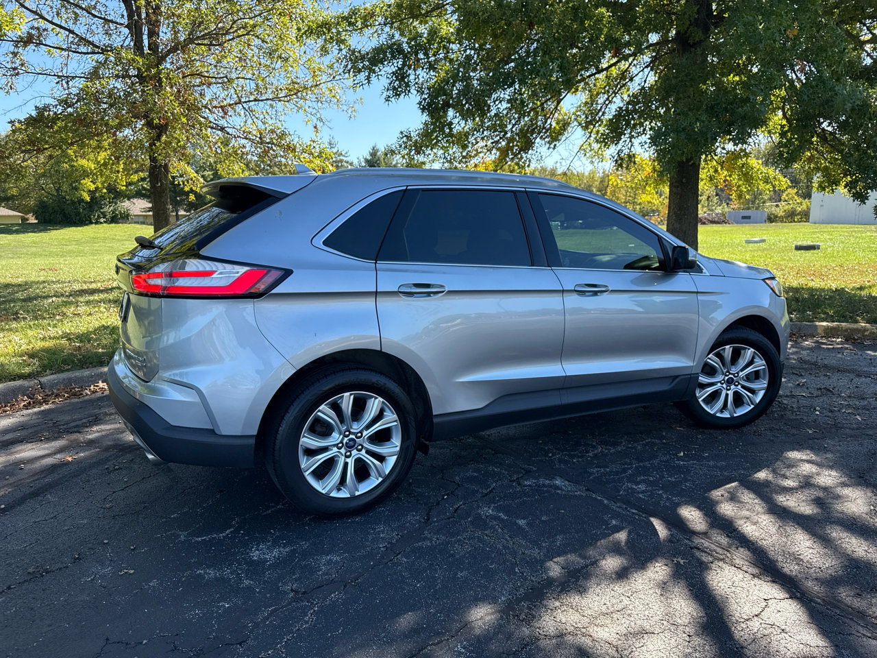 Used 2020 Ford Edge Titanium image 2