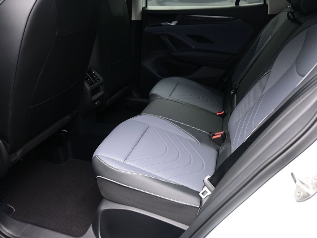 Used 2025 Volkswagen Tiguan SE image 23