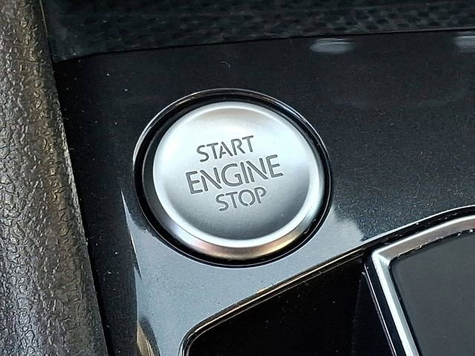 Used 2021 Volkswagen Tiguan SE w/ Panoramic Sunroof Package image 23