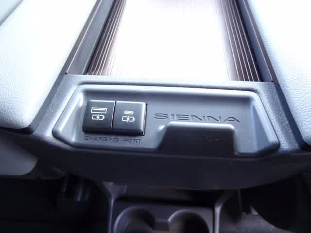 Used 2024 Toyota Sienna XLE FWD image 18