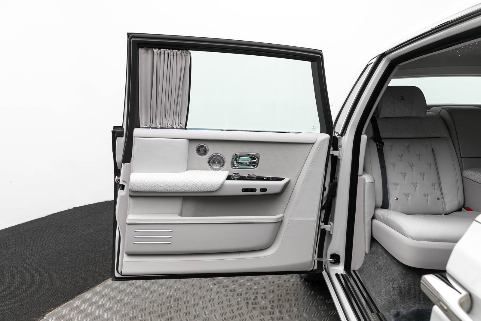 Used 2024 Rolls-Royce Phantom Extended Wheelbase w/ Leather Finishing Pack image 47