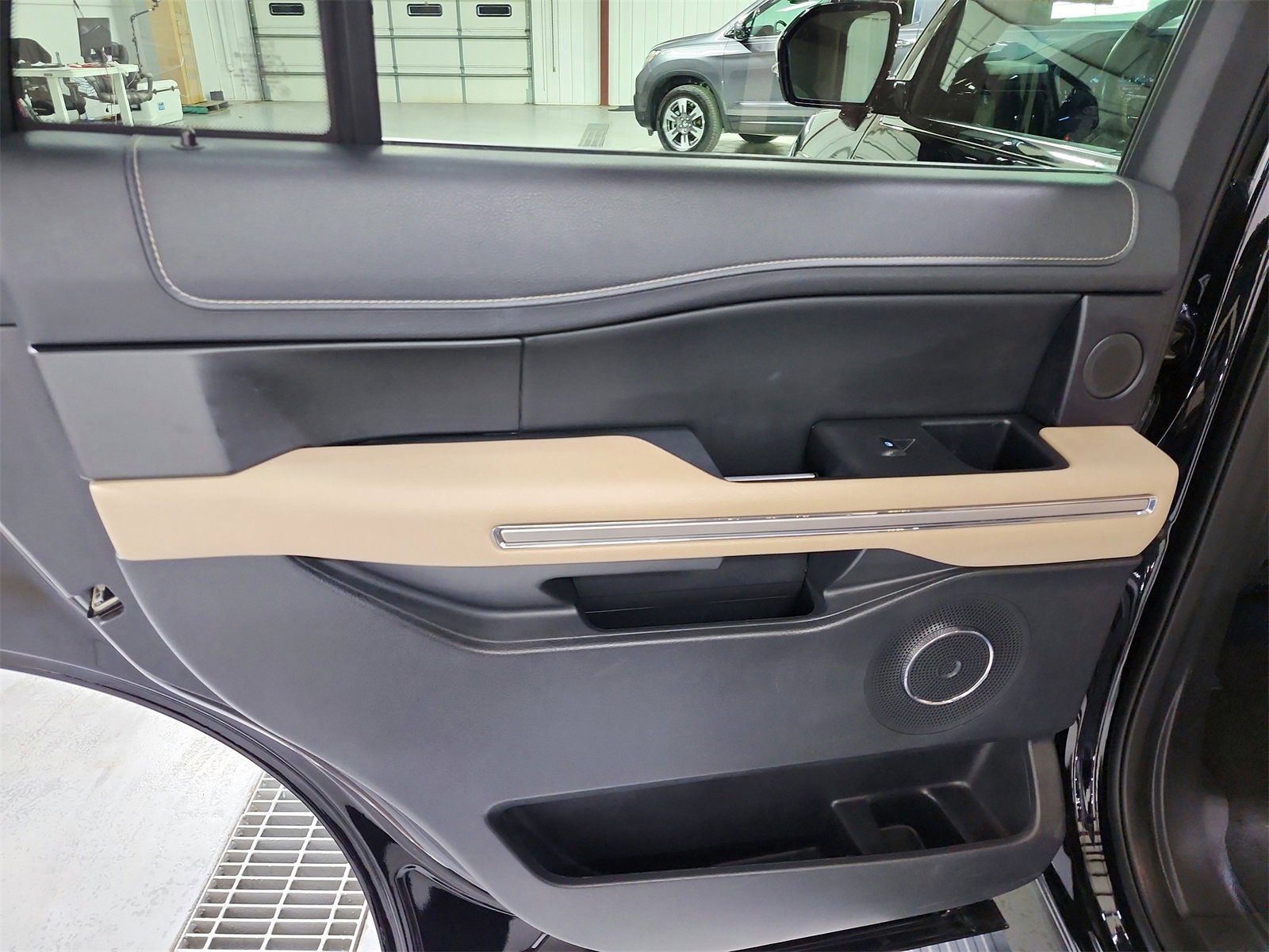 Used 2023 Ford Expedition Limited image 39