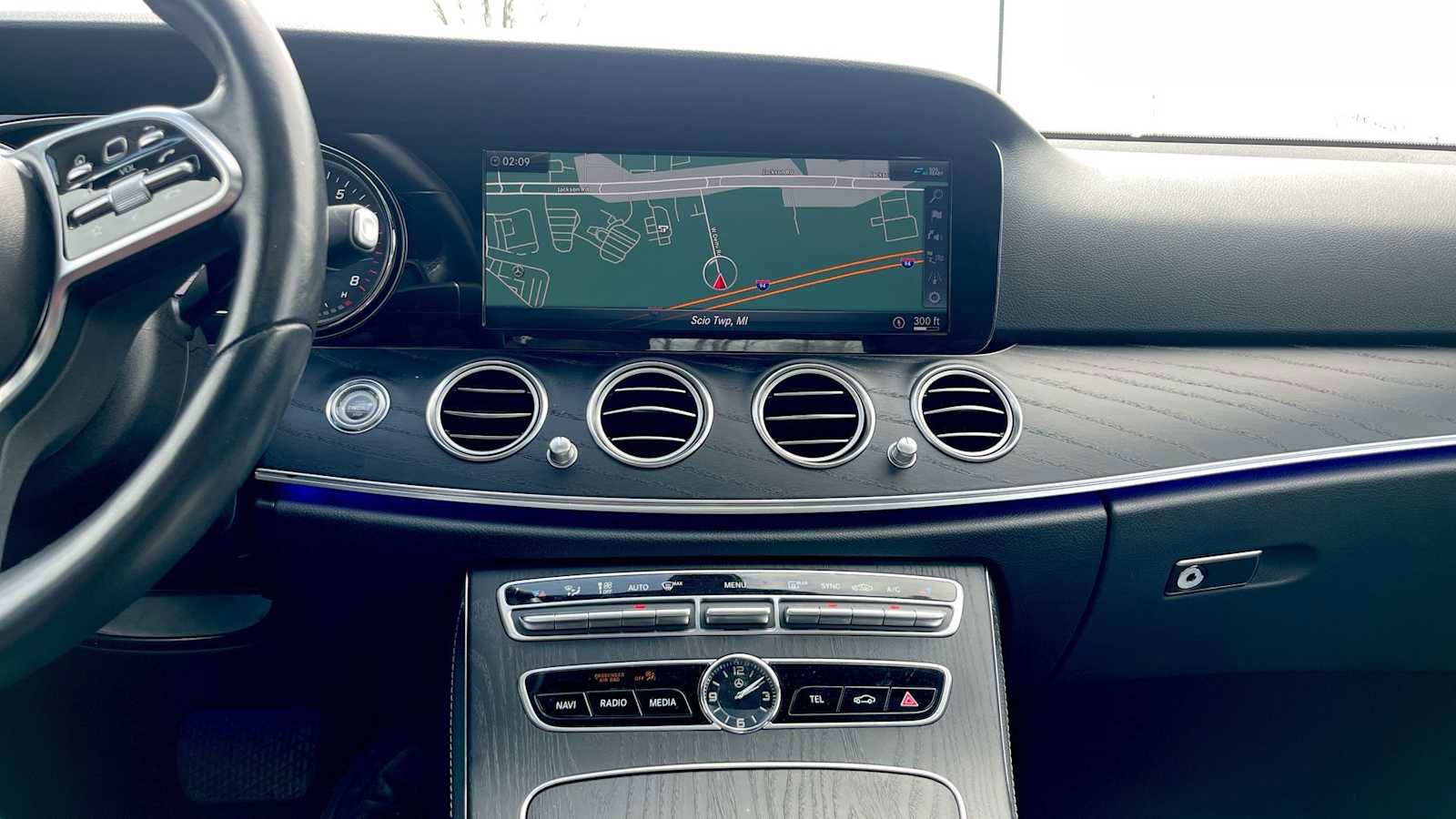 Certified 2019 Mercedes-Benz E 300 4MATIC image 43