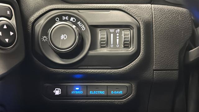 Used 2022 Jeep Wrangler Unlimited Sahara w/ Cold Weather Group AWD/4WD image 38