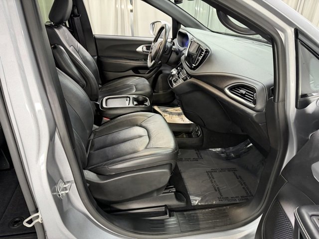 Used 2021 Chrysler Pacifica Touring-L w/ Uconnect Theater Family Group image 7