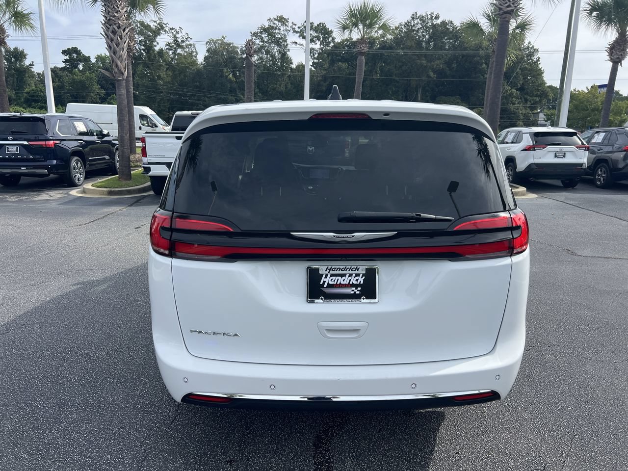 Used 2023 Chrysler Pacifica Touring-L FWD image 9