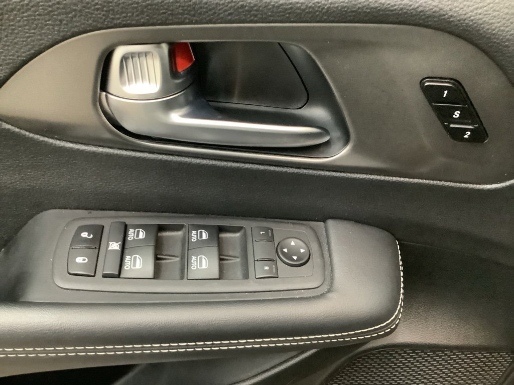 Used 2025 Chrysler Pacifica Select image 13