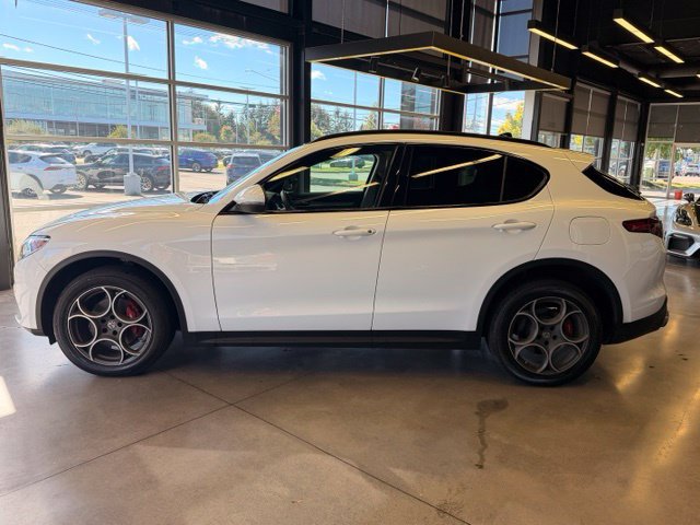 Used 2018 Alfa Romeo Stelvio Sport w/ Quick Order Package 22J Sport AWD/4WD image 2
