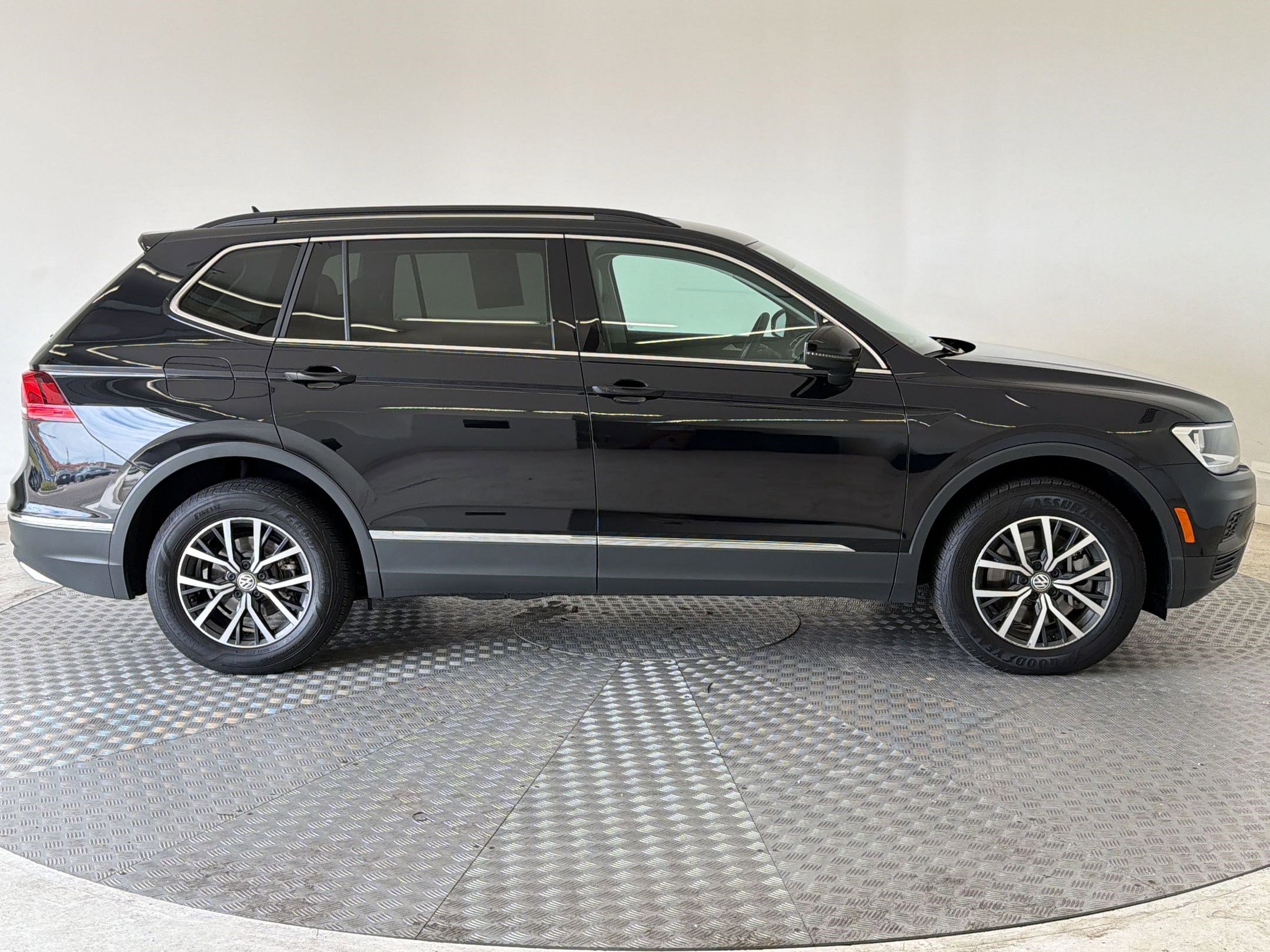 Used 2020 Volkswagen Tiguan SE AWD/4WD image 8
