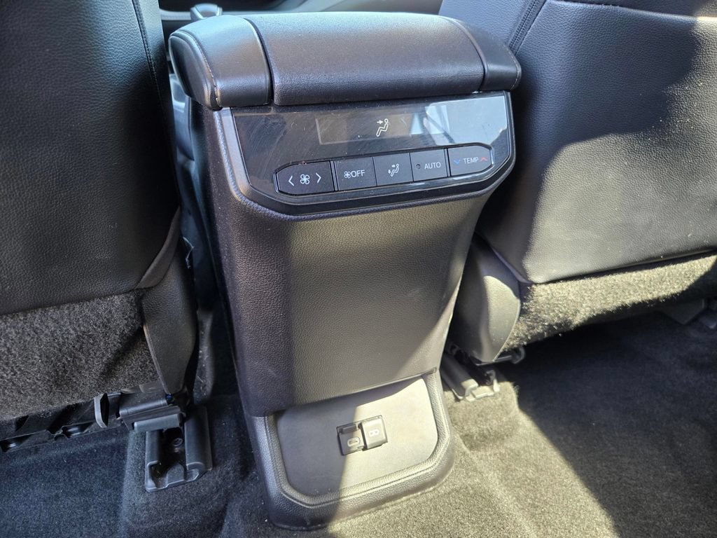 Used 2023 Toyota Highlander XLE FWD image 11