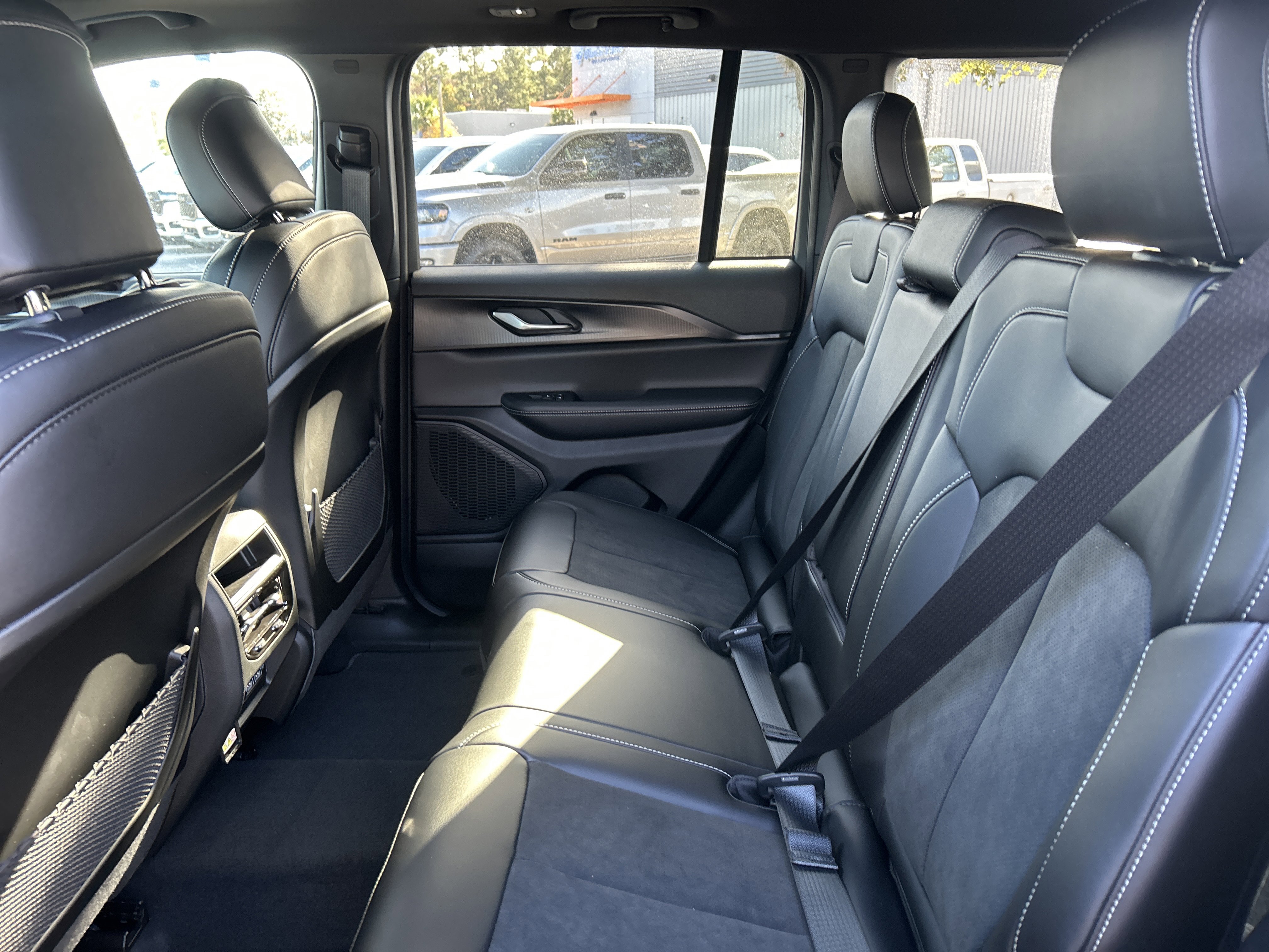 New 2025 Jeep Grand Cherokee Altitude image 32