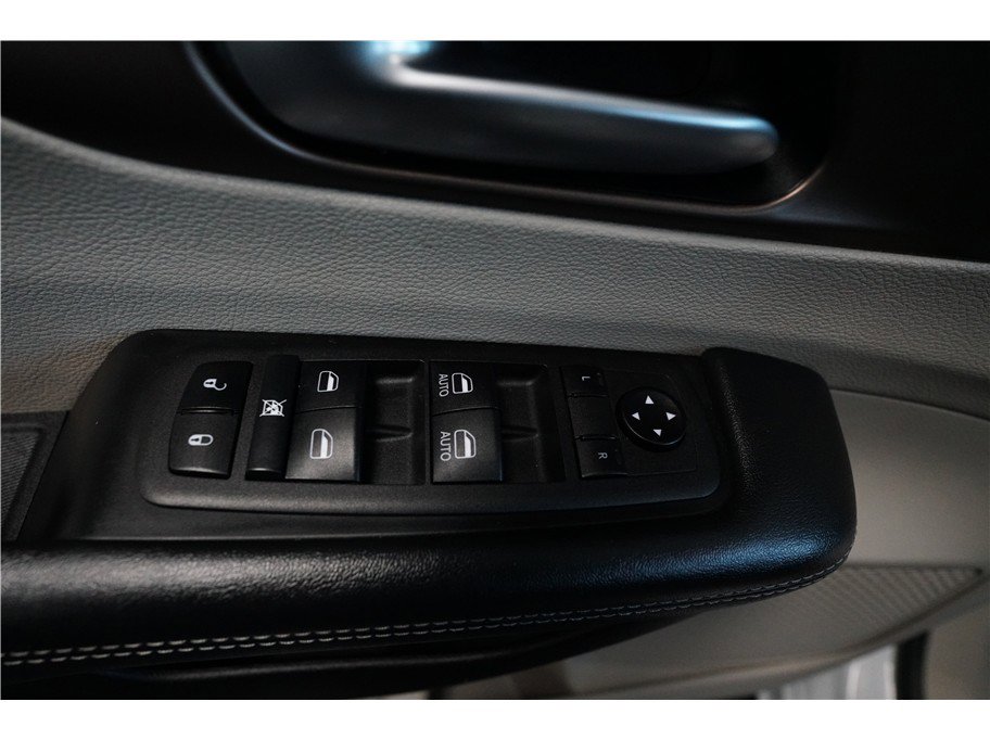 Used 2022 Chrysler Voyager LX image 17